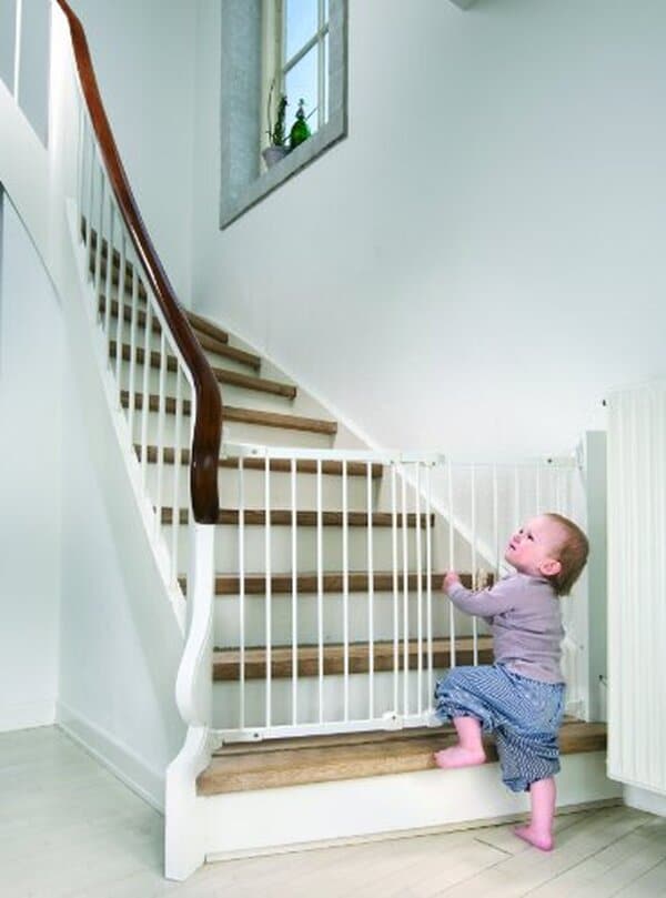 Découvrez notre test complet de la barrière BabyDan FlexiFit : une solution de sécurité alliant flexibilité et robustesse pour protéger vos enfants à la maison.