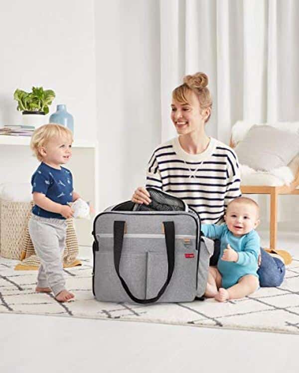 Découvrez notre analyse détaillée du sac à langer Skip Hop Duo, accessoire essentiel pour des week-ends sans soucis avec bébé. Design fonctionnel et élégance au rendez-vous !